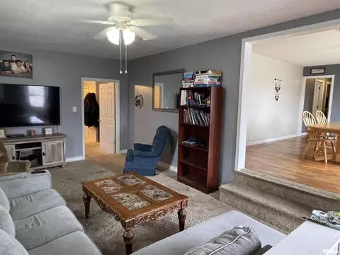 207 State St, Carmi, IL 62821 photo 7