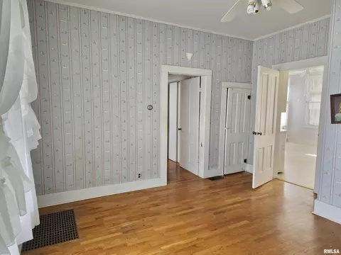 105 5th St, Carmi, IL 62821 photo 18