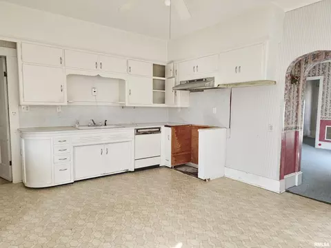 105 5th St, Carmi, IL 62821 photo 11