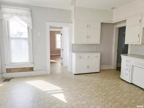 105 5th St, Carmi, IL 62821 photo 12