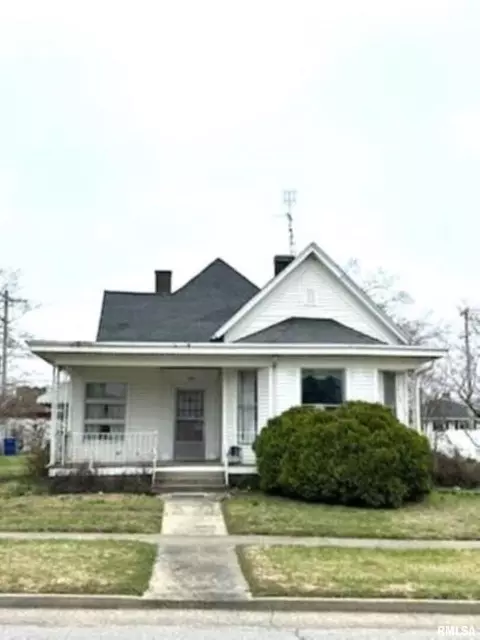 105 5th St, Carmi, IL 62821