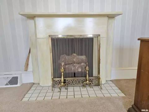 105 5th St, Carmi, IL 62821 photo 7