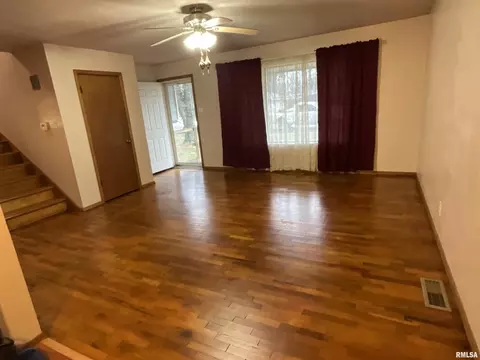 210 Bryan St, Salem, IL 62881 photo 7
