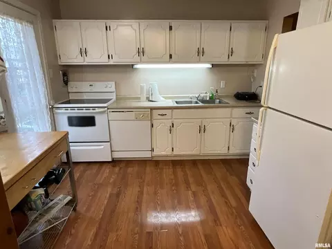 210 Bryan St, Salem, IL 62881 photo 3
