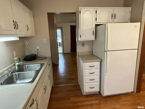 210 Bryan St, Salem, IL 62881 photo 4