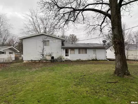 210 Bryan St, Salem, IL 62881 photo 2