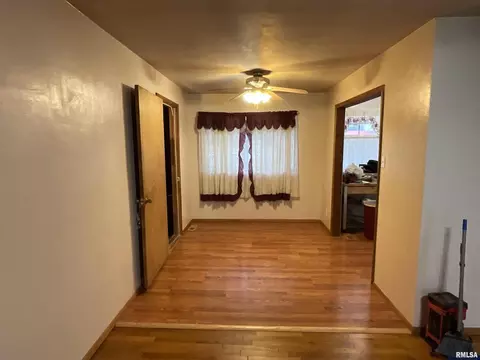 210 Bryan St, Salem, IL 62881 photo 8