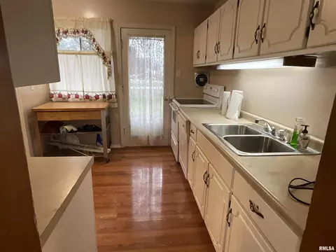 210 Bryan St, Salem, IL 62881 photo 5