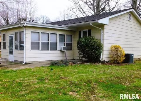 403 N 9th St, Benton, IL 62812 photo 2