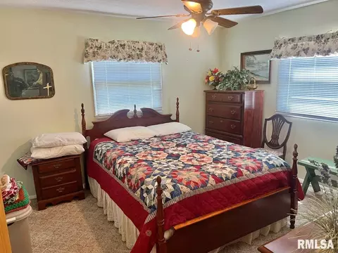 611 E Smith St, Benton, IL 62812 photo 28