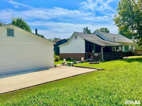 611 E Smith St, Benton, IL 62812 photo 7