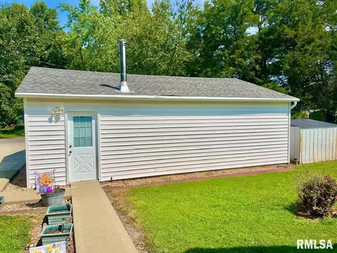 611 E Smith St, Benton, IL 62812 photo 4