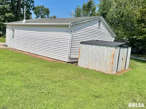 611 E Smith St, Benton, IL 62812 photo 6