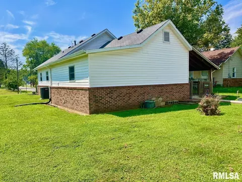 611 E Smith St, Benton, IL 62812 photo 9