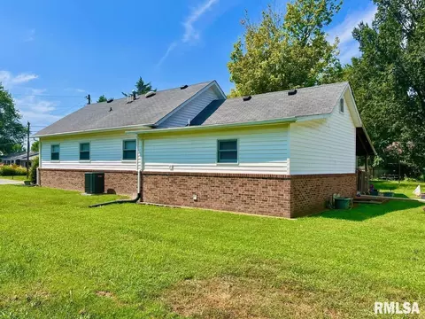 611 E Smith St, Benton, IL 62812 photo 10