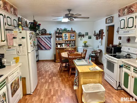 611 E Smith St, Benton, IL 62812 photo 21