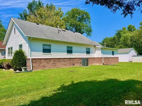 611 E Smith St, Benton, IL 62812