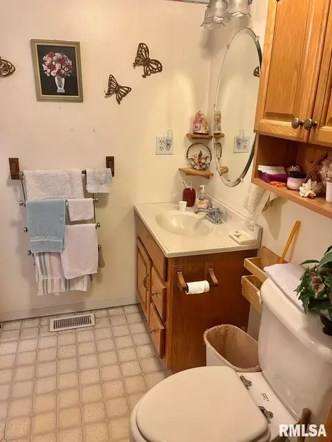 611 E Smith St, Benton, IL 62812 photo 36