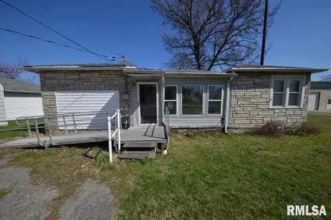 2608 Benton Rd, Mount Vernon, IL 62864