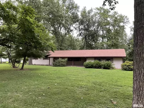 711 S Main St, Woodlawn, IL 62898