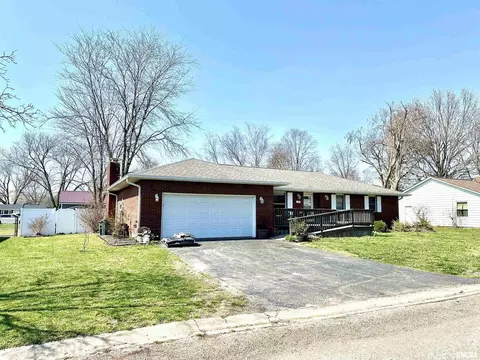 333 Country Club Estates Dr, Salem, IL 62881