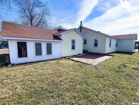 616 S Mill St, Flora, IL 62839 photo 2