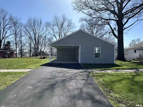 506 W Douglas St, Fairfield, IL 62837
