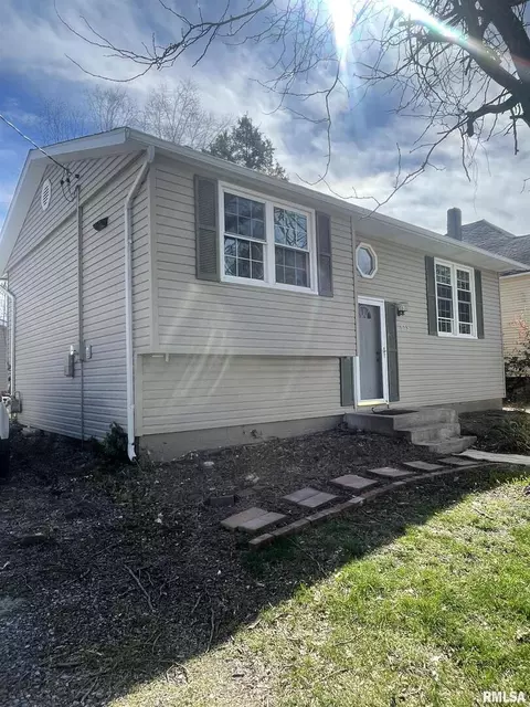 618 S Land St, Harrisburg, IL 62946