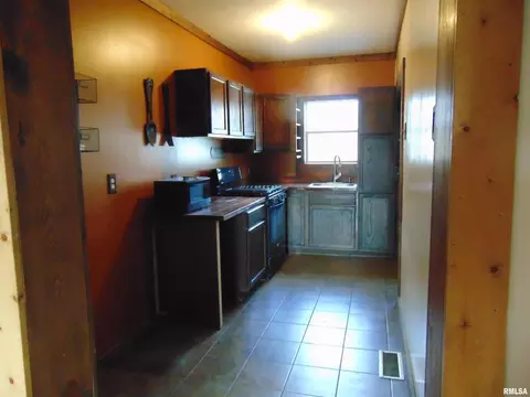 210 N Elm St, Christopher, IL 62822 photo 5