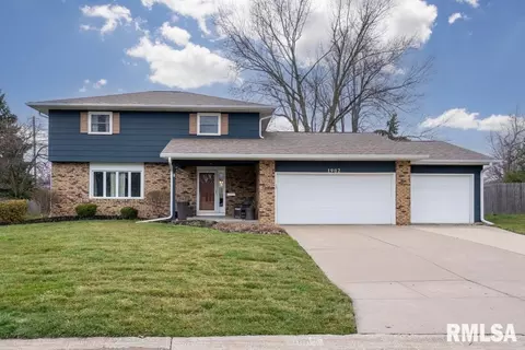 1902 Valley Vista Dr, Bettendorf, IA 52722