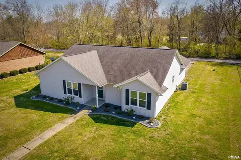 600 Whipporwill Ln, Marion, IL 62959