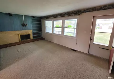 206 E Jennings St, Salem, IL 62881 photo 3