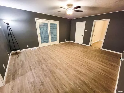 427 E 4th St, Flora, IL 62839 photo 4