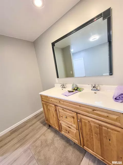 427 E 4th St, Flora, IL 62839 photo 8