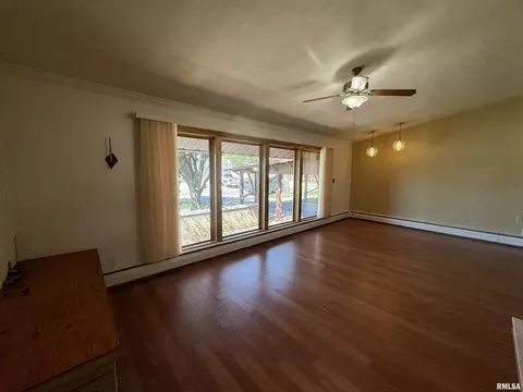 104 N Mill St, Flora, IL 62839 photo 6