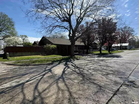 104 N Mill St, Flora, IL 62839 photo 3