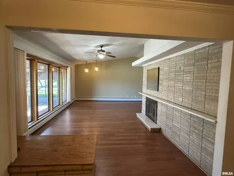 104 N Mill St, Flora, IL 62839 photo 5