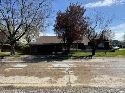 104 N Mill St, Flora, IL 62839 photo 2