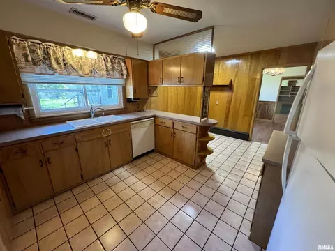 104 N Mill St, Flora, IL 62839 photo 18