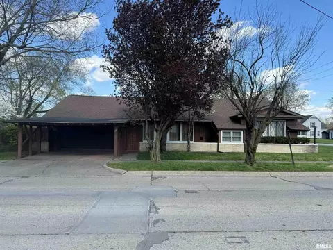 104 N Mill St, Flora, IL 62839