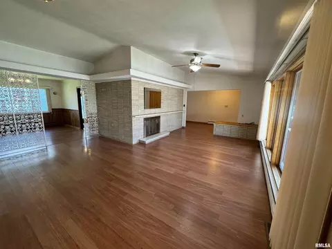 104 N Mill St, Flora, IL 62839 photo 8