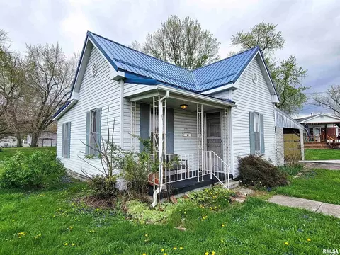 219 W South Ave, Flora, IL 62839