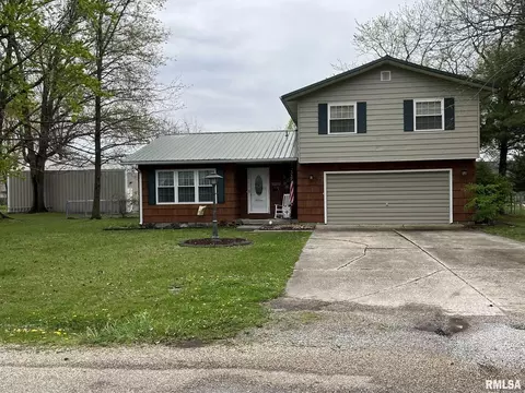 1015 W Spruce St, Salem, IL 62881