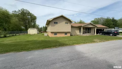 209 E Boling St, Benton, IL 62812 photo 6