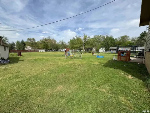 209 E Boling St, Benton, IL 62812 photo 19