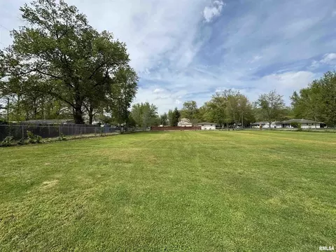 209 E Boling St, Benton, IL 62812 photo 13