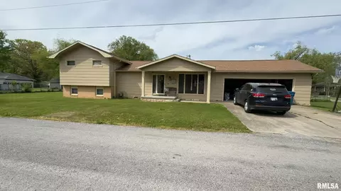 209 E Boling St, Benton, IL 62812 photo 2