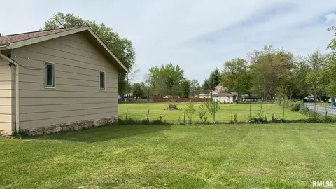209 E Boling St, Benton, IL 62812 photo 8