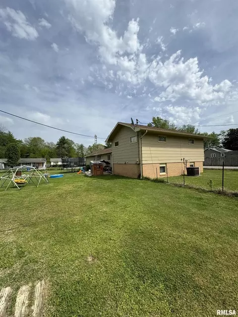 209 E Boling St, Benton, IL 62812 photo 18
