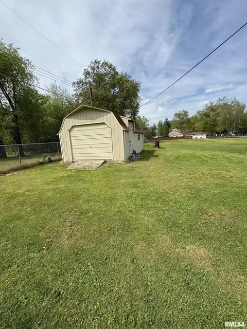 209 E Boling St, Benton, IL 62812 photo 20